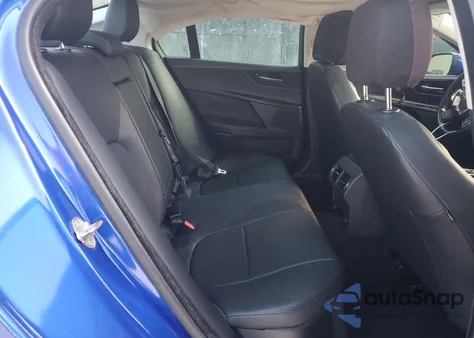 2018 Jaguar Xe Premium z USA, uszkodzony, nr VIN SAJAD4FX6JCP25317